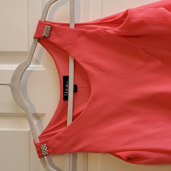 Beautiful flowy coral dress - Picture 3 of 7